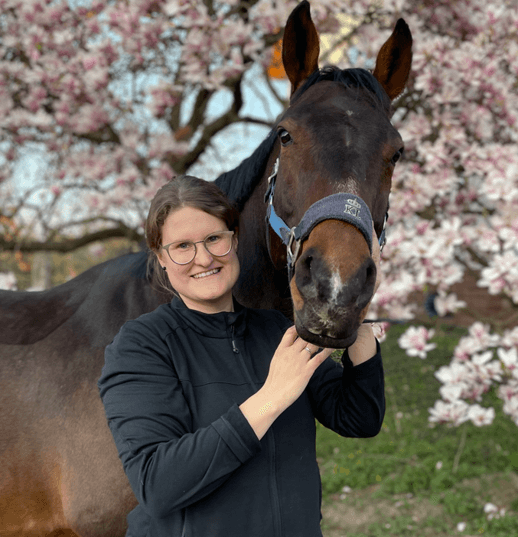 Selina Tudan, Dozentin für pferdegestützte Angebote, mit ihrem Pferd