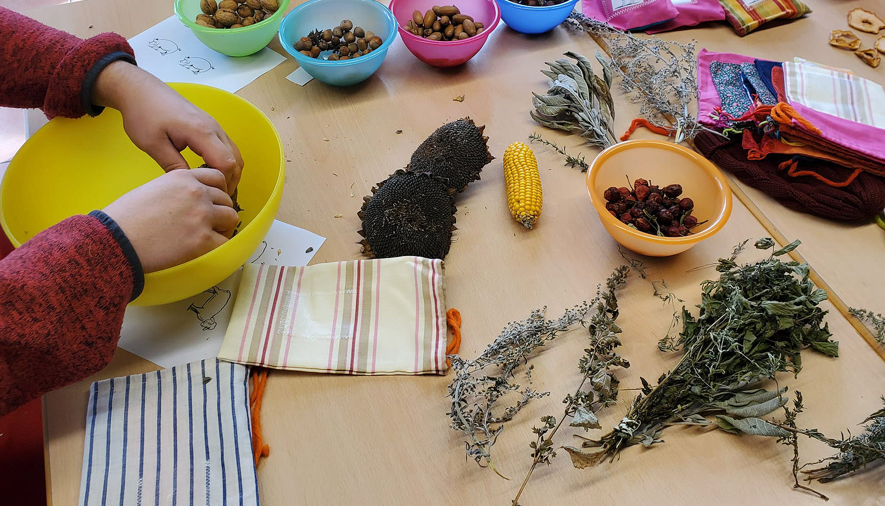 2025_Säckchen füllen